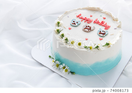 Minimal Birthday Cake And Decorated Cute Face の写真素材 74008173 Pixta