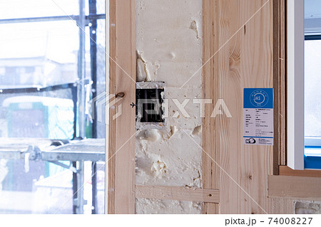 吹付け断熱を施した新築一戸建ての工事現場の壁とコンセント部分 74008227