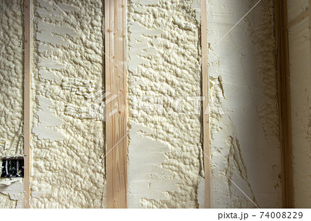 吹付け断熱を施した新築一戸建ての工事現場の壁とコンセント部分 74008229