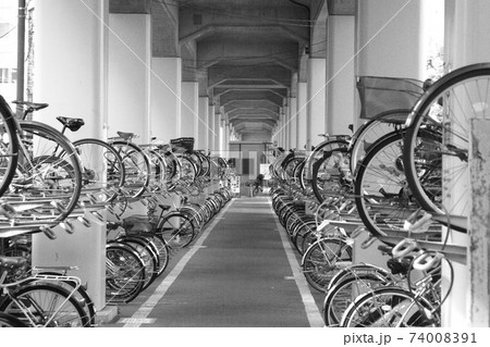 モノクロ 自転車 置き場 駐輪場(2021年1月登録) 最大サイズ:M モノクロ 自転車 置き場 駐輪場(2021年1月登録) 最大サイズ:M 74008391