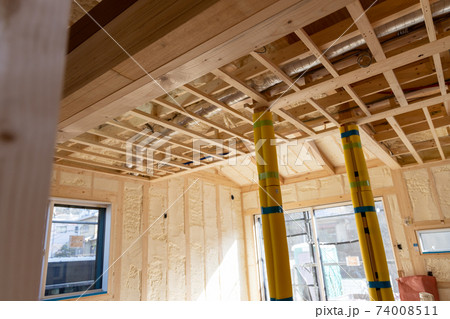 吹付け断熱を施した新築一戸建ての工事現場 74008511