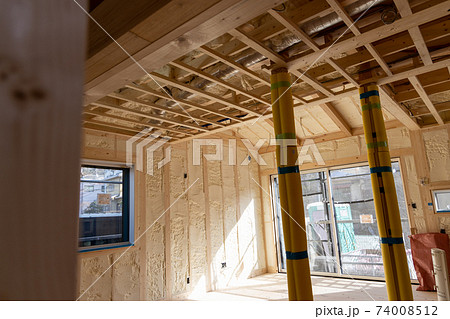 吹付け断熱を施した新築一戸建ての工事現場 吹付け断熱を施した新築一戸建ての工事現場 74008512