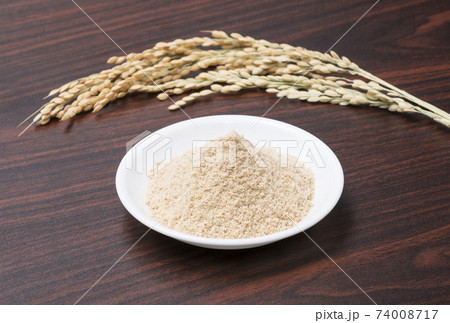 米糠と稲穂　米ぬか　ダイエット食材　健康食材　イメージ素材 74008717