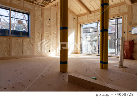 吹付け断熱を施した新築一戸建ての工事現場 74008728