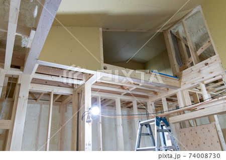 吹付け断熱を施した新築一戸建ての工事現場 74008730