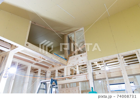 吹付け断熱を施した新築一戸建ての工事現場 吹付け断熱を施した新築一戸建ての工事現場 74008731