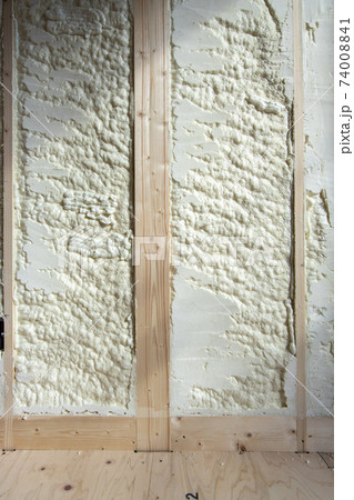 吹付け断熱を施した新築一戸建ての工事現場の壁 74008841