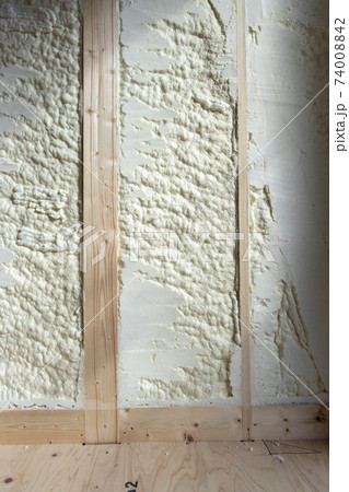 吹付け断熱を施した新築一戸建ての工事現場の壁 74008842