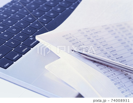 パソコンと書類 74008931