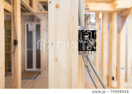 新築一戸建ての工事現場の壁とコンセント部分 74008938