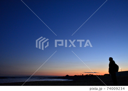 夕暮れの空と海を眺める人 夕暮れの空と海を眺める人 74009234