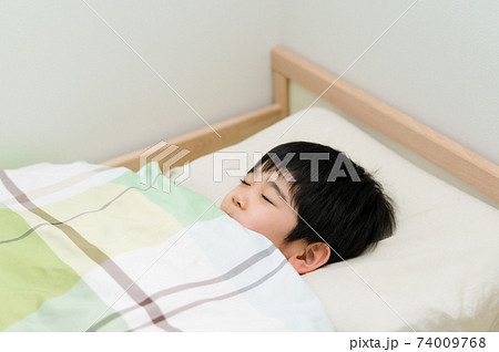 寝室のベッドで寝る男の子 74009768
