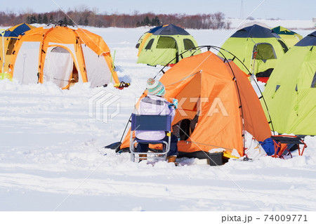 女の子のワカサギ釣り 女の子のワカサギ釣り 74009771