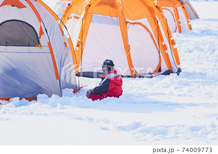 ワカサギ釣りのテント 74009773