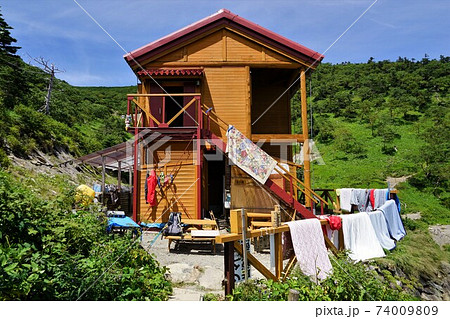 布団を干している茶臼小屋 74009809