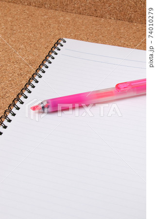 ラインマーカー 文具 蛍光ペン 文房具 勉強 ペン 学校 ノート 筆記用具 事務用品 紙の写真素材