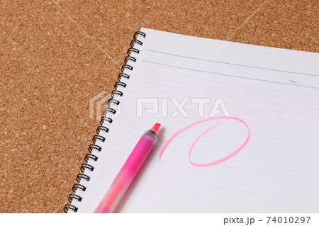 ラインマーカー 文具 蛍光ペン 文房具 勉強 ペン 学校 ノート 筆記用具 事務用品 紙の写真素材