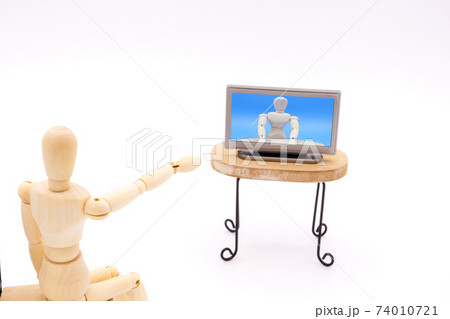テレビ画面に向かって手を出して指摘するデッサン人形 74010721