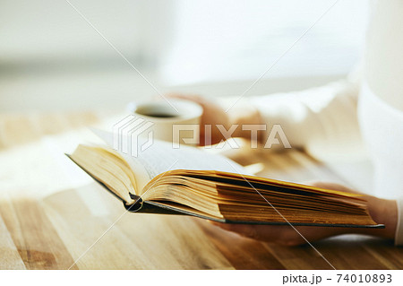 コーヒーを飲みながら読書 74010893