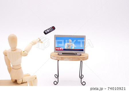テレビに向かってリモコンを投げつけるデッサン人形 テレビに向かってリモコンを投げつけるデッサン人形 74010921