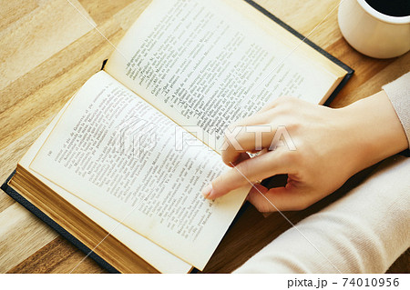 コーヒーを飲みながら読書 コーヒーを飲みながら読書 74010956