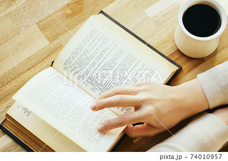 コーヒーを飲みながら読書 74010957