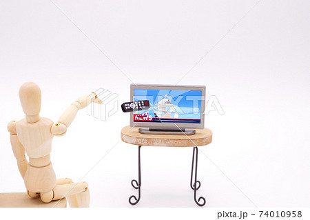 リモコンを投げつけてテレビ画面を割るデッサン人形 リモコンを投げつけてテレビ画面を割るデッサン人形 74010958