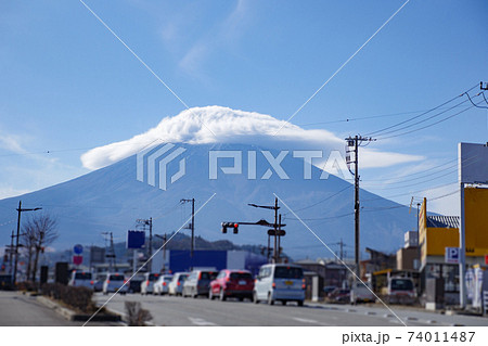 街中から見える笠雲のかかった富士山 74011487