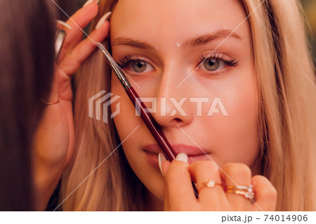 Eyebrows tinting treatment with natural henna dye. 74014906