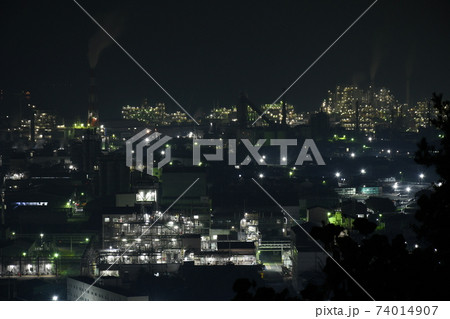 広島県大竹市小方の市道から見た、三菱ケミカルを中心とした工場夜景 74014907