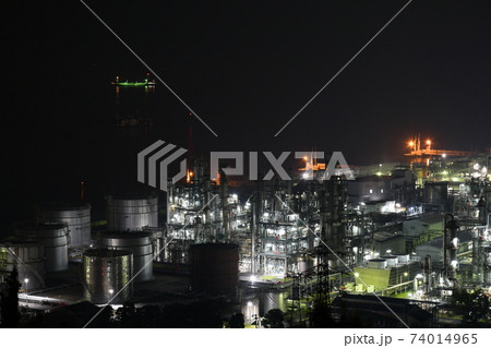 広島県大竹市小方の市道から見た、三菱ケミカルを中心とした工場夜景 74014965