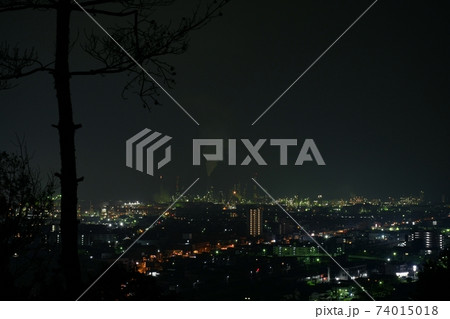 広島県大竹市小方の市道から見た夜景、大竹市の市街地と山口県和木町の巨大製油所 74015018