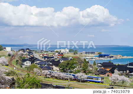 【のと鉄道】桜咲く沿線の走行風景 74015079