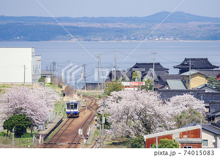 【のと鉄道】桜咲く西岸駅の俯瞰 【のと鉄道】桜咲く西岸駅の俯瞰 74015083