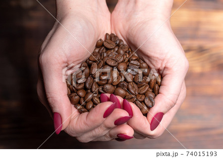 Bunch of red currants in the hand on white kitchen background 74015193