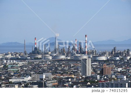広島県大竹市小方の市道から見た、大竹市の市街地とJR山陽線、山口県和木町の巨大製油所 74015295