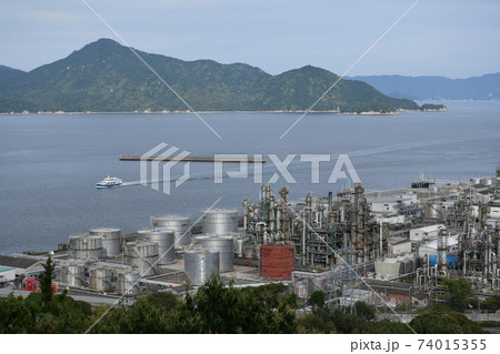 広島県大竹市小方の市道から見た、三菱ケミカルを中心とした工場と旅客船 74015355