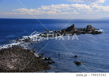 真鶴半島ウォーキング　真鶴岬から三ツ石を望む 74015542
