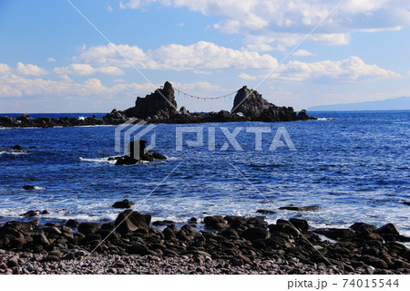 真鶴半島ウォーキング　真鶴岬から三ツ石を望む 74015544