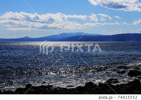 真鶴半島ウォーキング　真鶴岬から天城山を望む 74015552