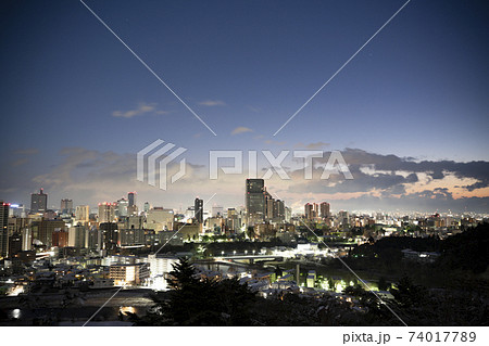 夜明け直前の青葉城址からみた仙台市街の夜景　冬　宮城県仙台市 74017789