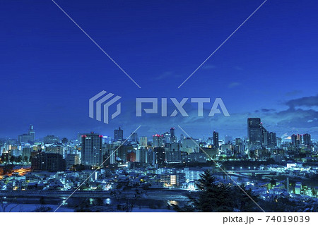 夜明け直前の青葉城址からみた仙台市街の夜景　冬　宮城県仙台市 74019039