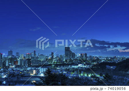 夜明け直前の青葉城址からみた仙台市街の夜景　冬　宮城県仙台市 74019056