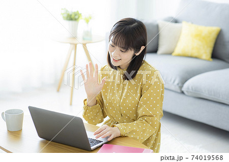 女性　テレワーク　 74019568