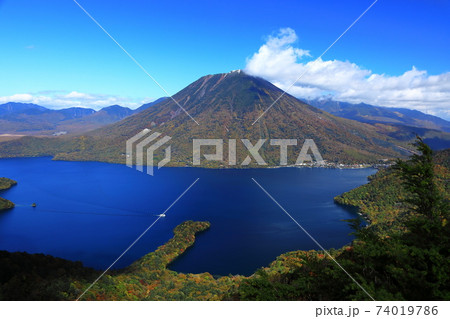 半月山展望台から望む中禅寺湖と男体山の絶景 栃木県 半月山展望台から望む中禅寺湖と男体山の絶景 栃木県 74019786