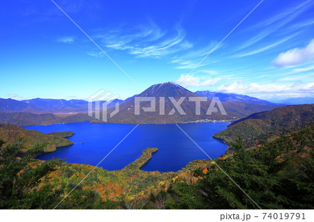 半月山展望台から望む中禅寺湖と男体山の絶景　栃木県 74019791