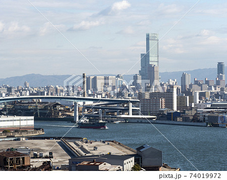 新木津川大橋から見る大阪の市街地と木津川の風景 74019972
