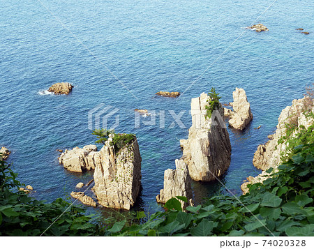 島根県益田市の飯浦海岸の風景 島根県益田市の飯浦海岸の風景 74020328