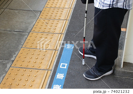 駅で電車を待つ、視覚障がい者 駅で電車を待つ、視覚障がい者 74021232