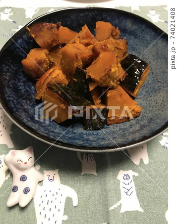 カボチャの煮っころがし、妻の手作り家庭料理、家庭で楽しむ夕ご飯、幸せ家族 カボチャの煮っころがし、妻の手作り家庭料理、家庭で楽しむ夕ご飯、幸せ家族 74021408